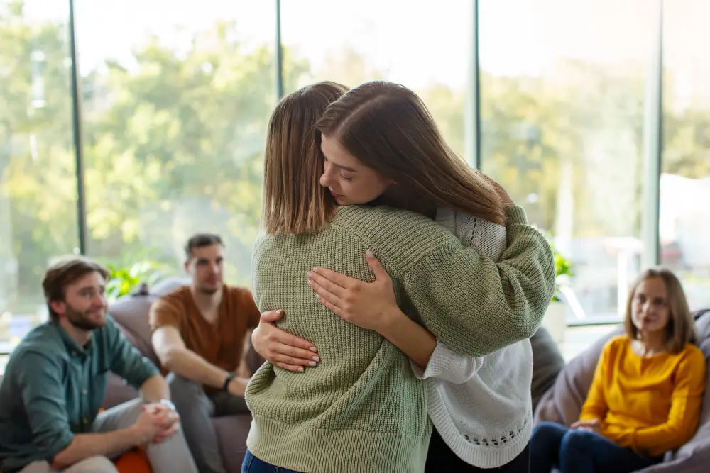Amigos dandose apoyo emocional, ayudando a dejar de sobrepensar